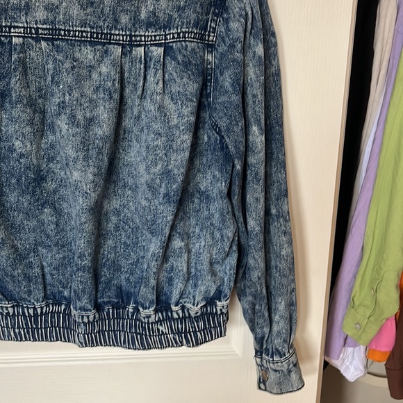 3/$30 EUC forever 21 vintage inspired acid wash bomber denim jacket in size S - Picture 5 of 7